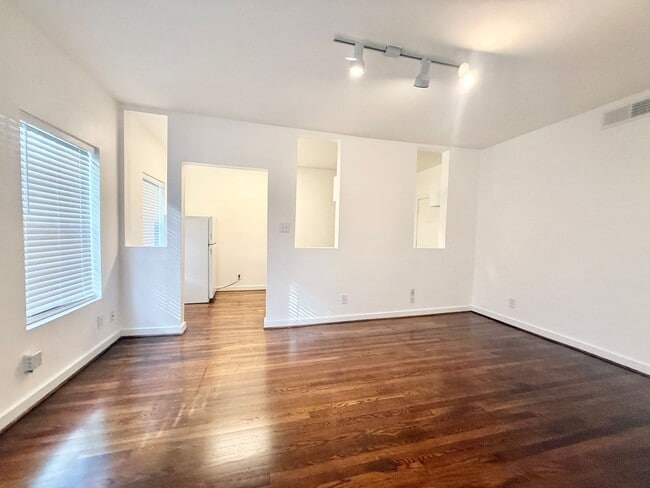 Building Photo - Adorable downstairs 1/1 Classic 8-plex near The Menil Collection!