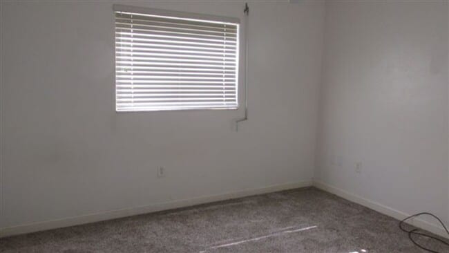 Building Photo - 3/2/1 ON CANAL