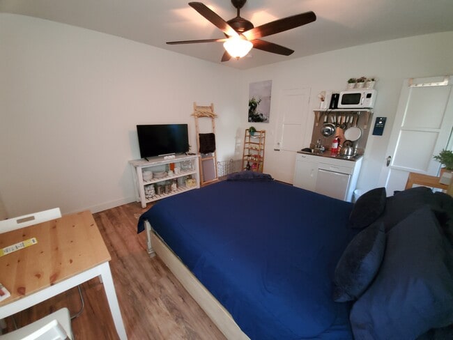 Building Photo - 166 S Gardner St