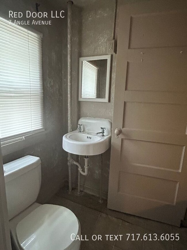 Building Photo - Affordable two bedroom in Penbrook