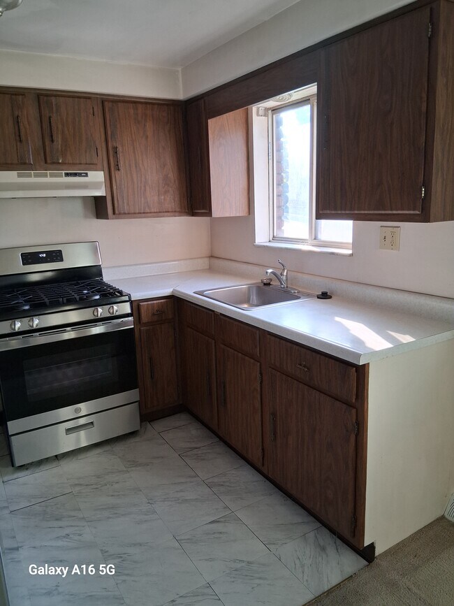 Cocina de gas de tamaño completo - 3309 W Run Rd
