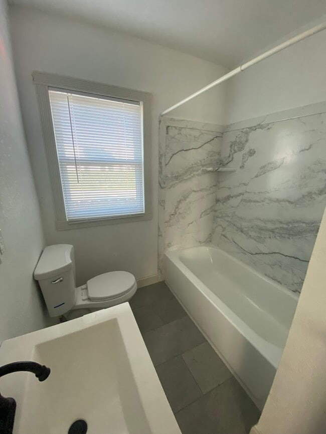 Foto del edificio - 1930 Marin St