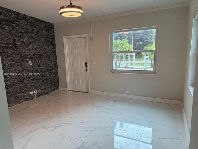 Foto del edificio - 1295 NW 122nd St