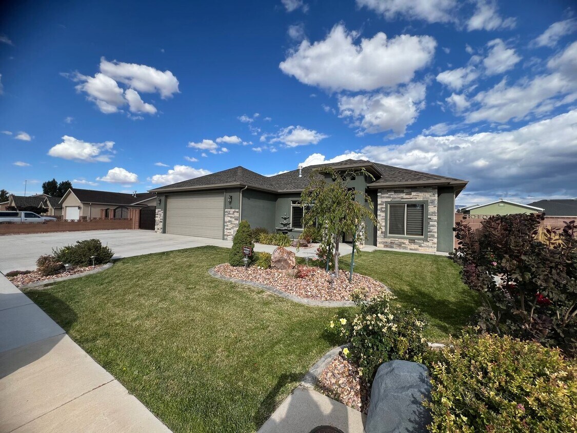 Primary Photo - Beautiful Custom Home!