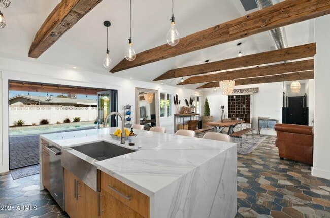 Building Photo - 1152 E Malibu Dr