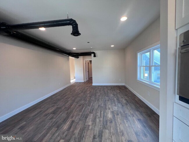 Foto del edificio - 587 Bath St