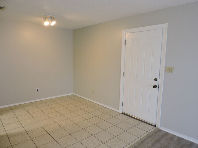 Building Photo - Convenient to bases & shopping!