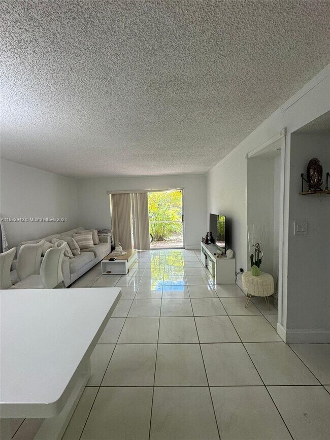 Foto del edificio - 17000 NW 67th Ave