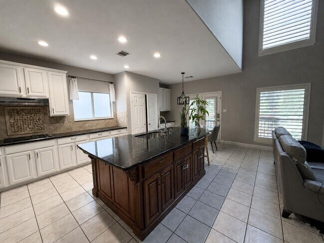 Building Photo - 2536 Crenshaw Dr
