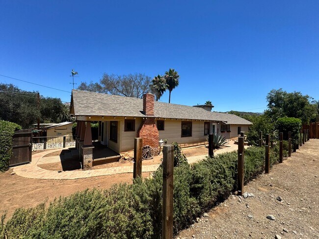 Foto del edificio - 3BD/2BA HOME off Old Hwy 80, Ample Parking...
