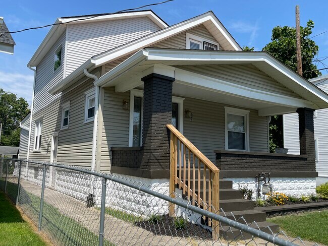 Building Photo - 608 S 39th St