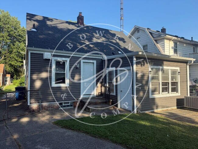 Foto del edificio - Close to University of Toledo 4 bedroom 2 bathroom home.