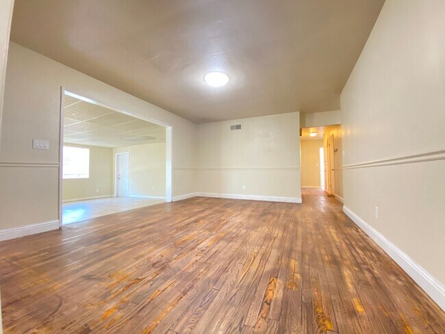 Foto del edificio - 3 Bedroom Home with a Huge Backyard