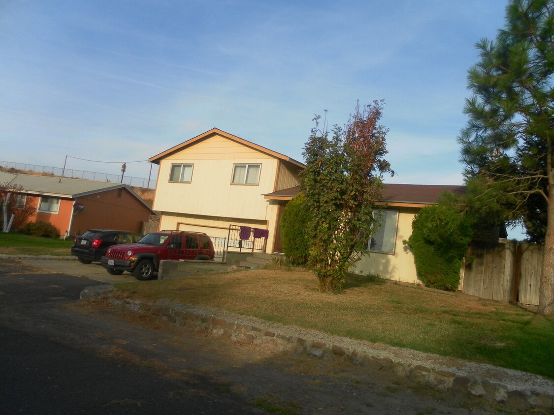 Foto principal - Split level Stanfield Home!!