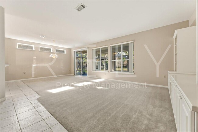 Foto del edificio - 280 Whispering Wind Dr