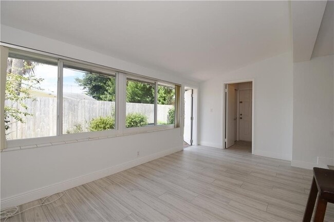 Foto del edificio - 1711 NE 60th St