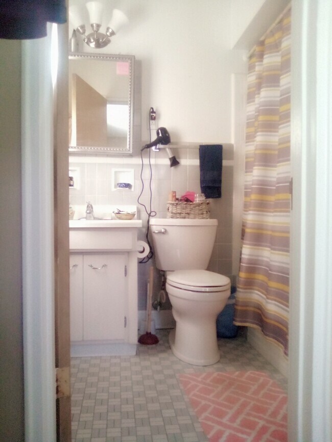 bathroom - 1212 W Fayette Ave