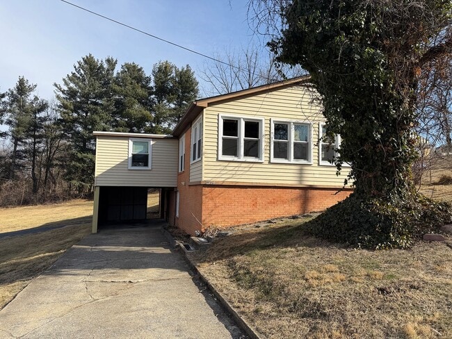 Foto del edificio - Charming Country Home with Spacious Yard & Mountain Views – Singers Glen, VA