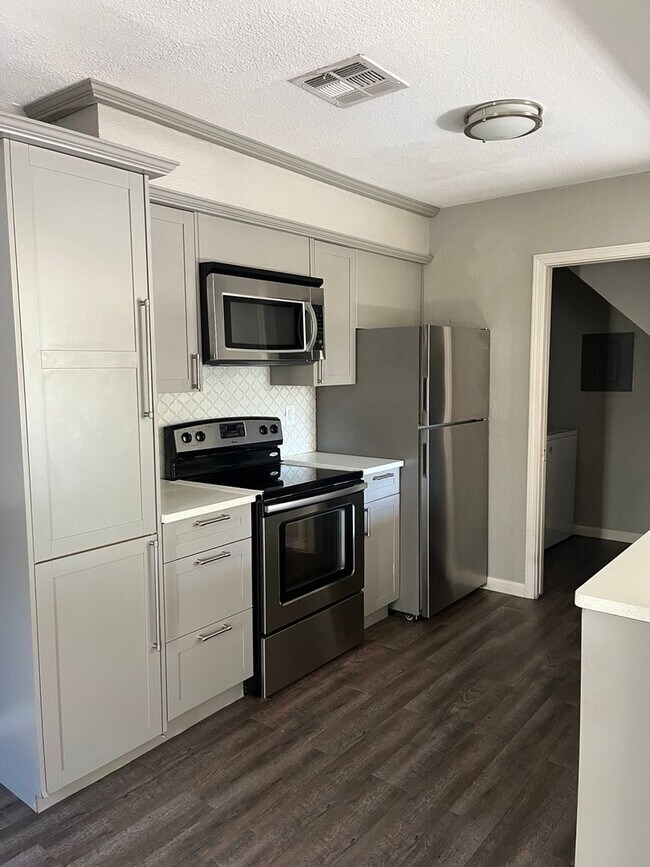 Building Photo - 2 Bedroom Townhome in Austin
