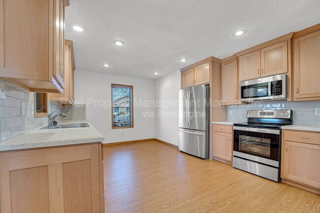 Foto del edificio - 1868 S White Oak Ave