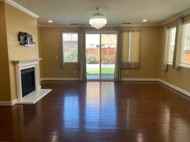 Building Photo - Luxury 4-Bed/3.5-Bath Smart Home in peacef...