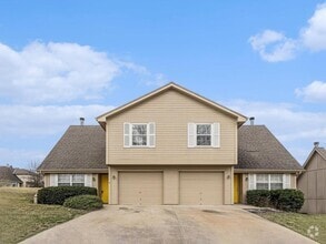Building Photo - 810 SW Pinebrook Village Ct