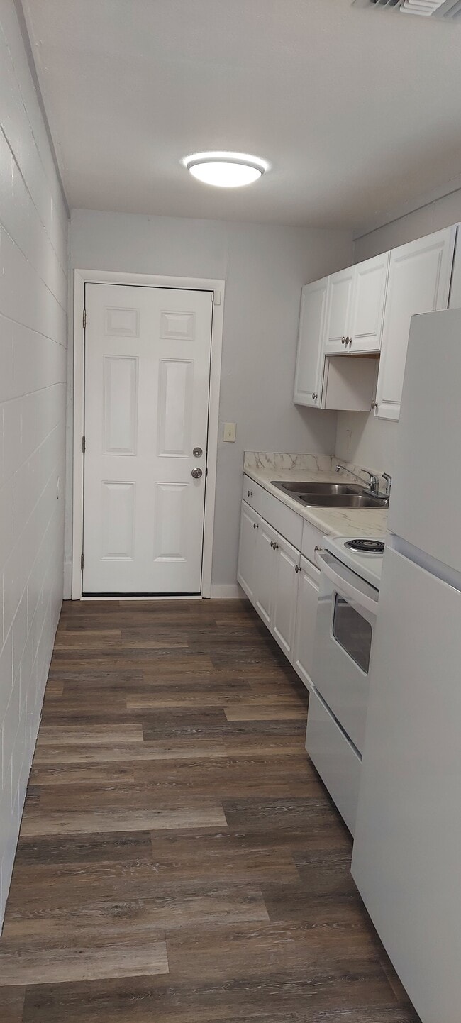 Building Photo - 2070 Avocado Ave