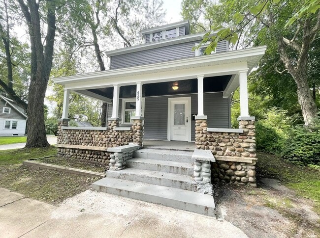 Building Photo - Large Single Family Home, Ready Now!