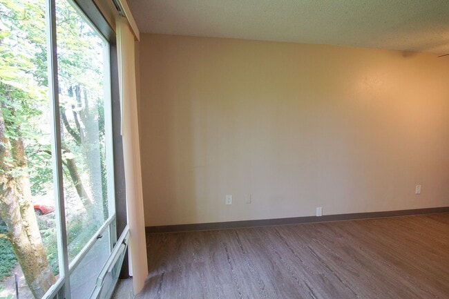 Building Photo - *Free Rent Special* Top Floor One Bedroom Near OHSU Ready Now!