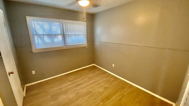 Building Photo - $0 First Month's Rent / $0 Deposit at Move-in