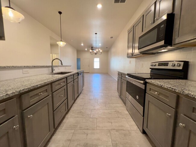 Foto del edificio - Beautiful 2-Bedroom Townhome in Frenship ISD