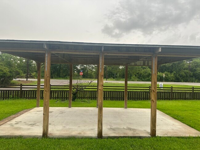 Estacionamiento cubierto - 2319 Riverside Dr