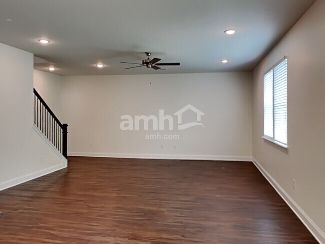Building Photo - 215 Pecan Dr