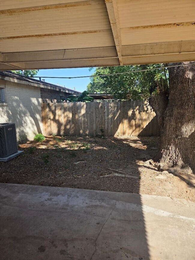 Foto del edificio - 2000 Bahama Dr