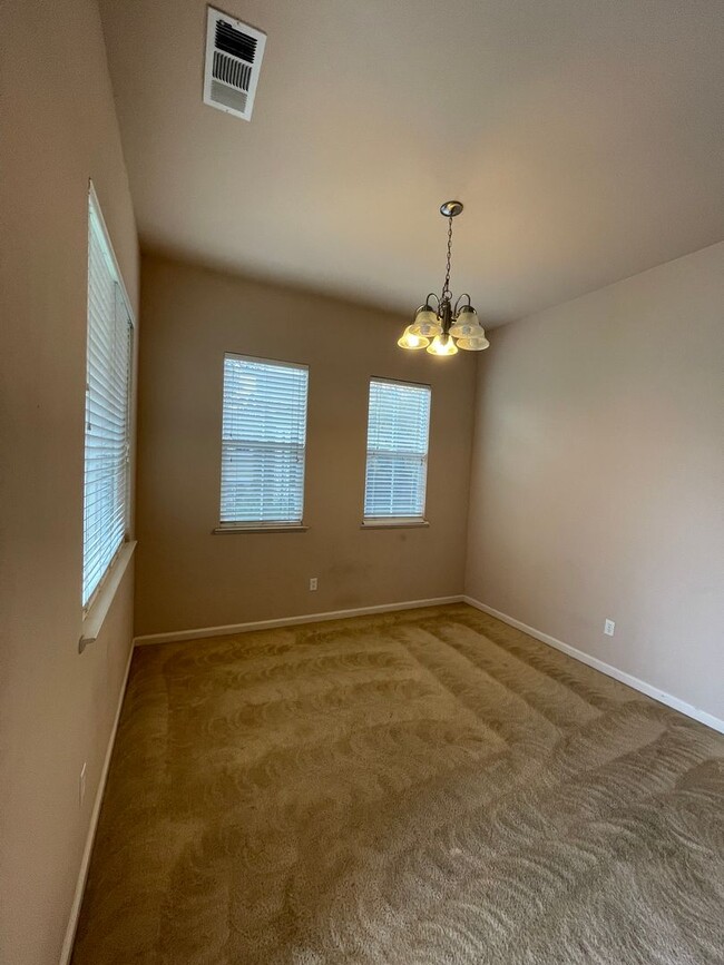 Foto del edificio - This charming 3/bed 2/bath welcomes you home.