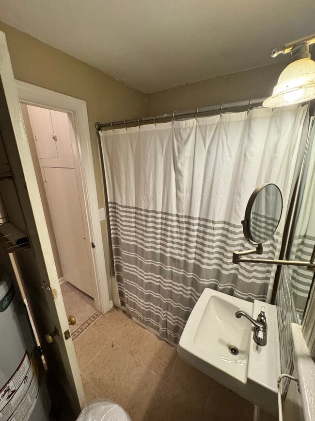 Full Bath - 305 4th Ave