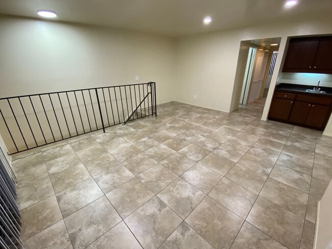 Building Photo - Decker Townhome