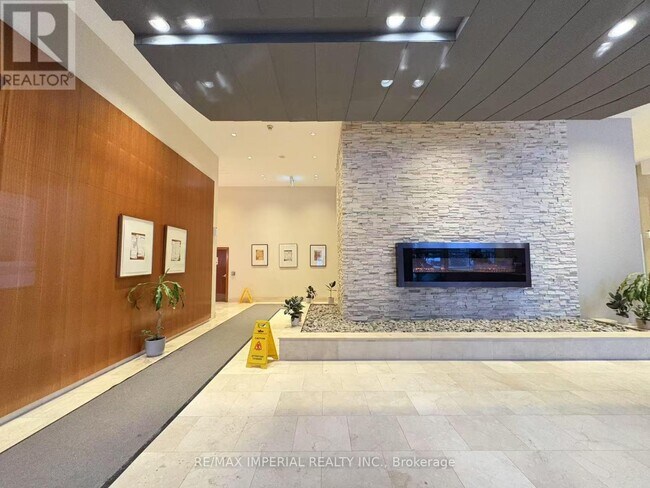 Photo du bâtiment - 220-220 Burnhamthorpe Rd W