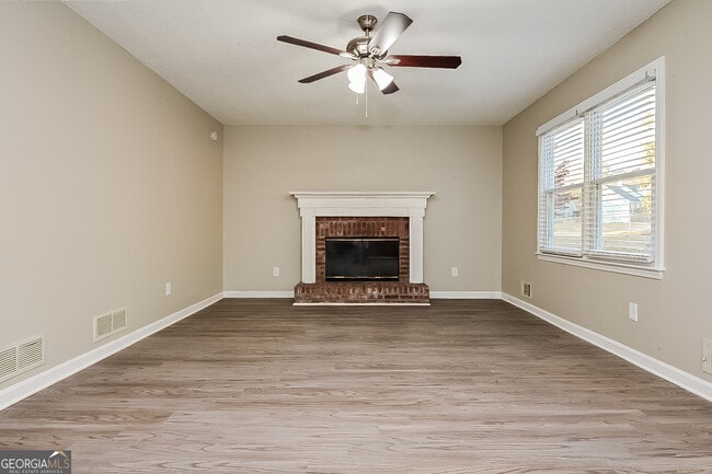 Building Photo - 310 Lakefront Dr