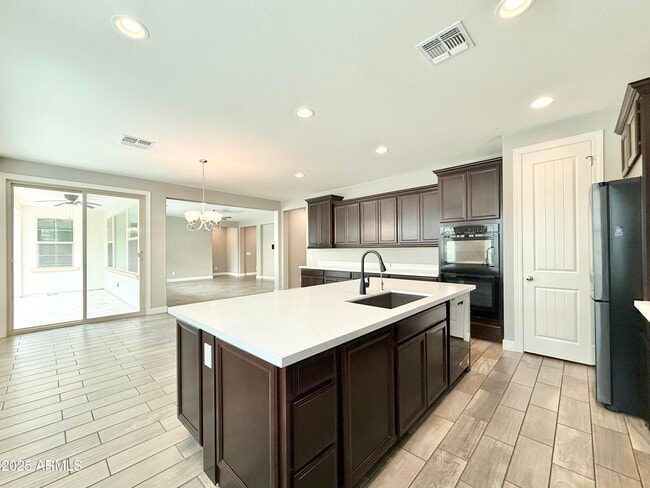 Building Photo - 913 W Yosemite Dr