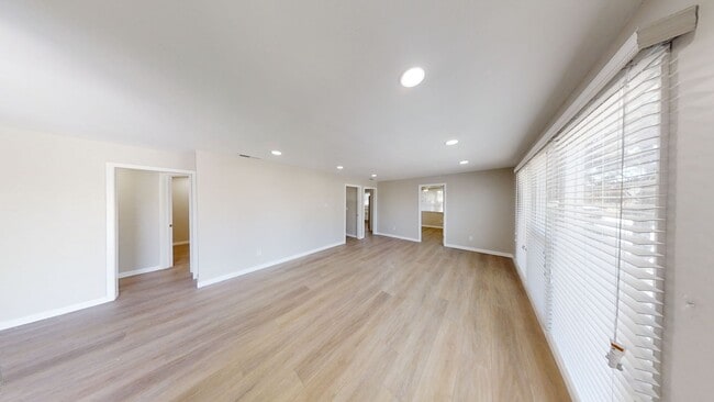 Building Photo - 4BD/2BA, Fully Renovated!!