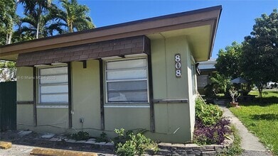 Building Photo - 808 NE 10th St