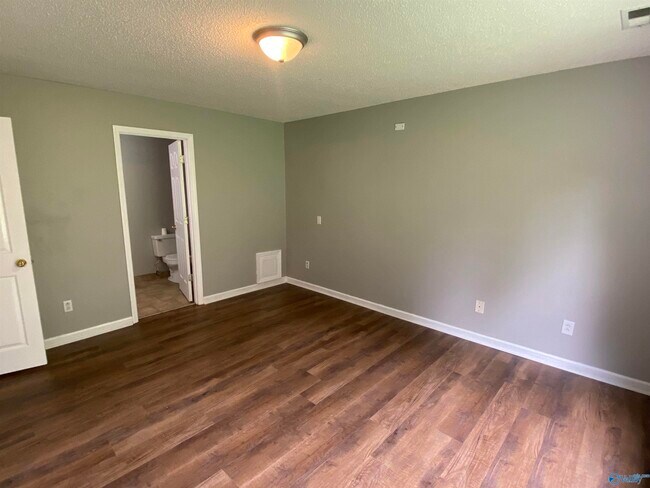 Foto del edificio - 208 Shadowbrook Ln NE