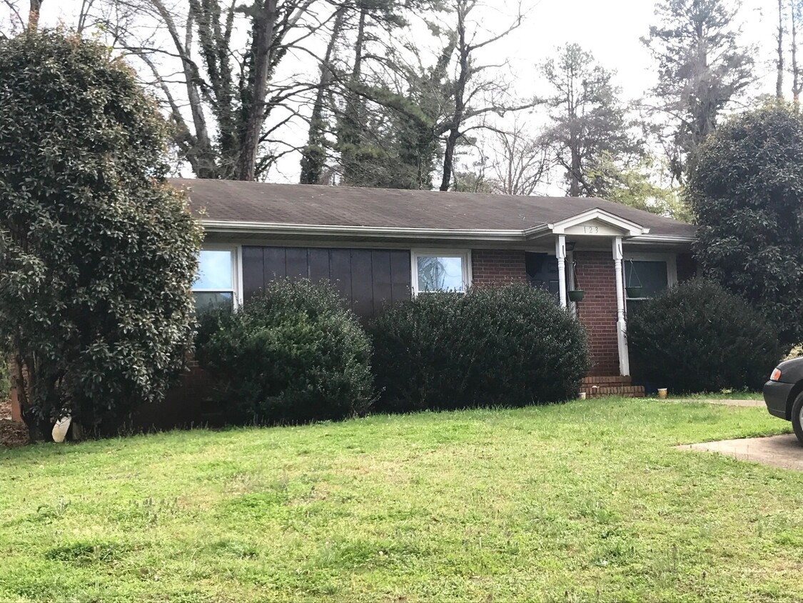 Foto principal - 3 Bed, 1 Bath Home in Central, SC