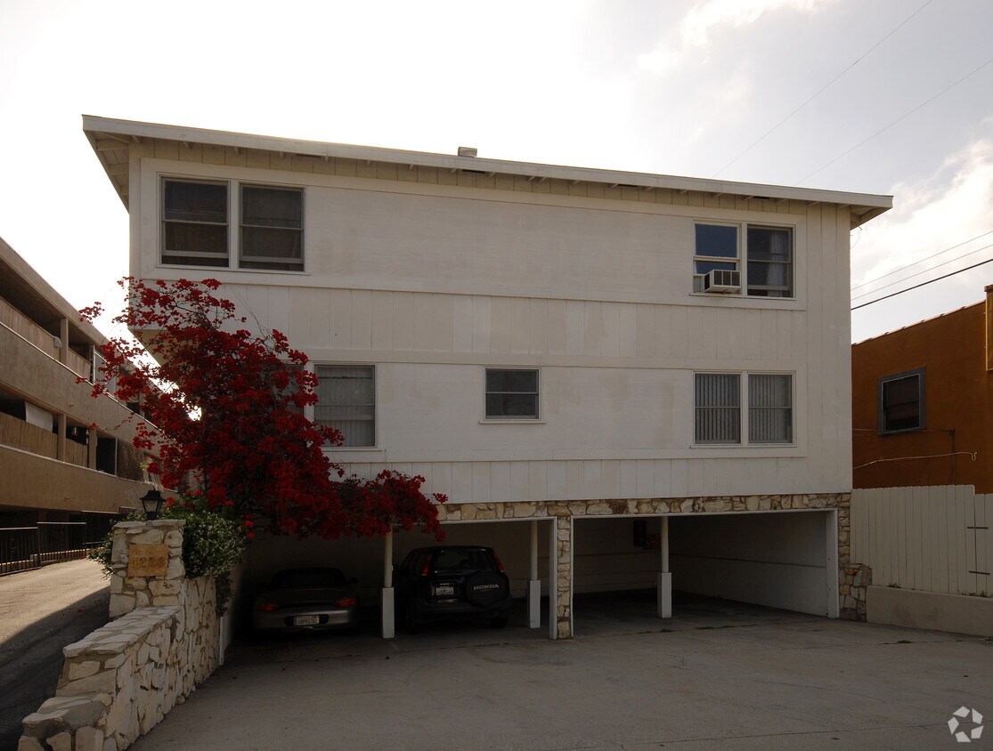 Foto principal - 1220 N Harper Ave