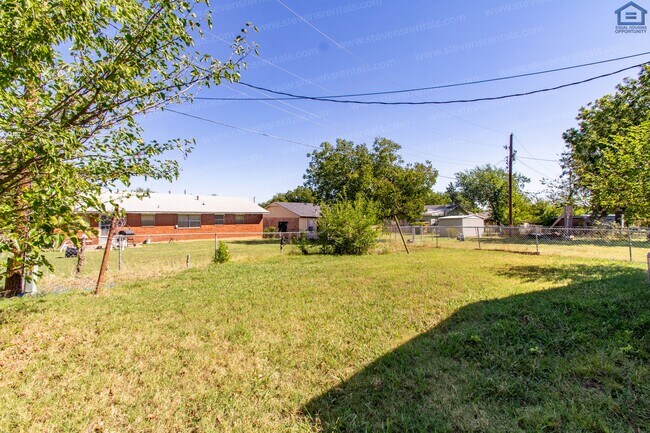 Building Photo - 717 SW Ranch Oak Blvd