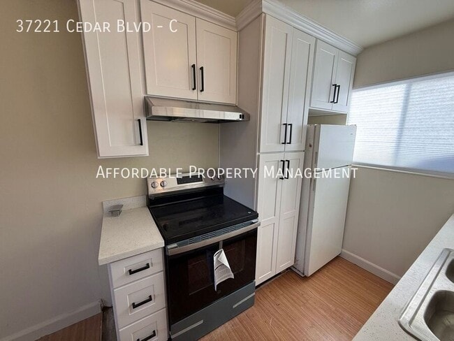 Foto del edificio - 37221 Cedar Blvd