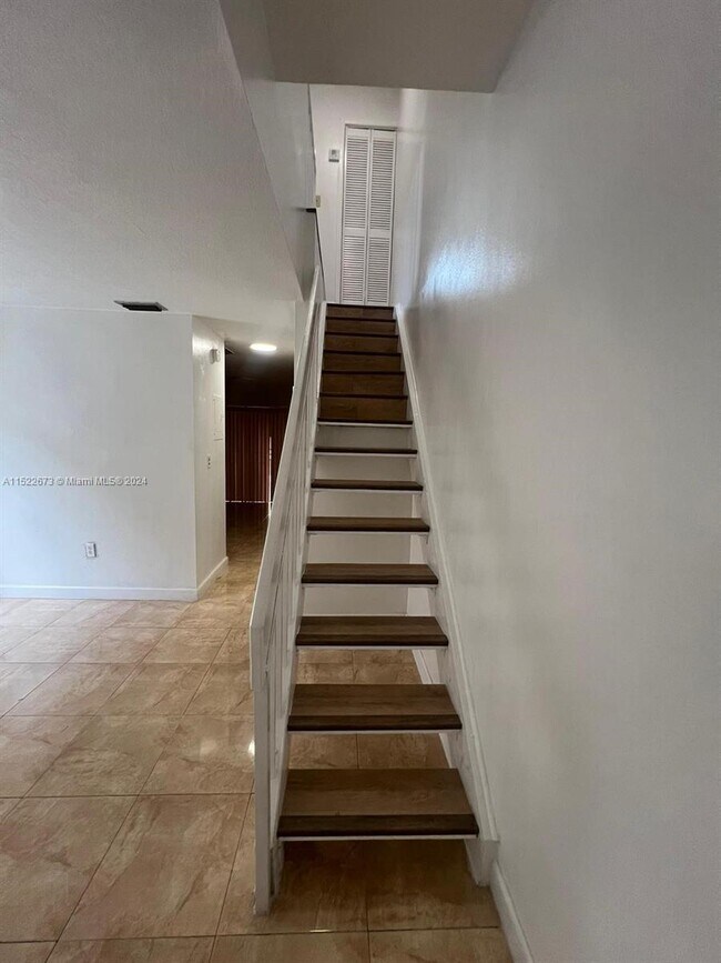 Foto del edificio - 1325 W 41st St