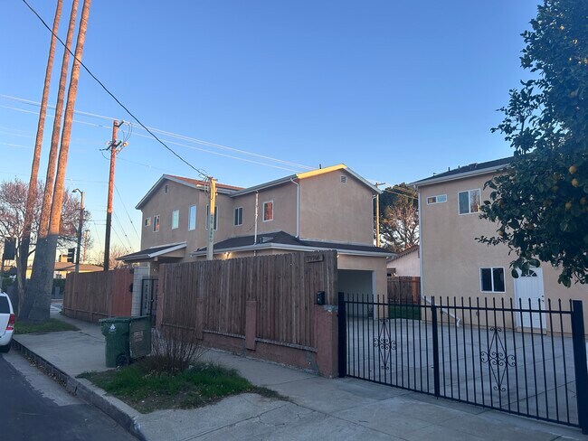Foto del edificio - 6951 Corbin Ave