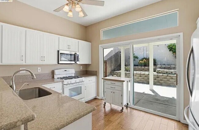 Foto del edificio - 4465 Fall Ln